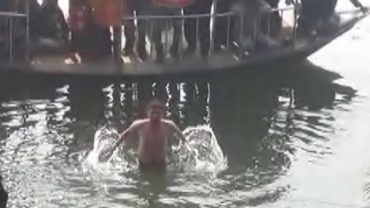 ২০১৯ বার পানিতে ডুব দিয়ে নতুন বছরকে স্বাগত