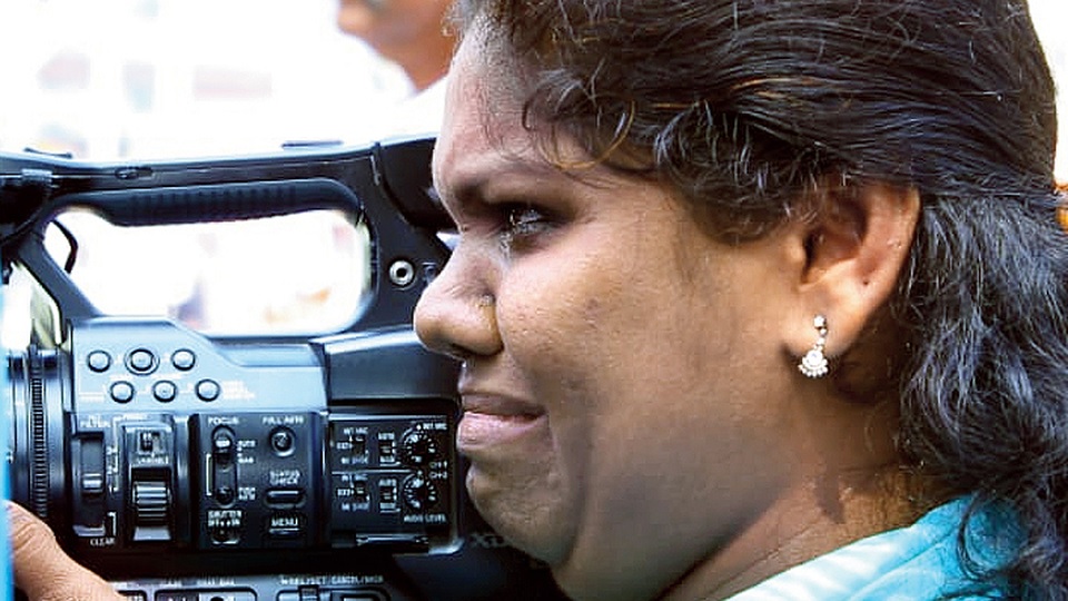 মার খেয়েও ক্যামেরা সরাননি নারী সাংবাদিক