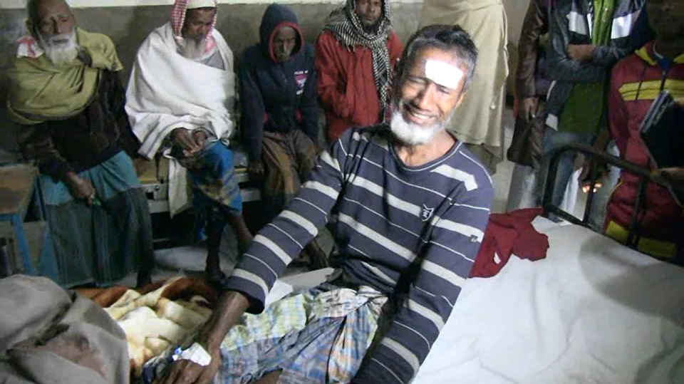 মেয়েকে উত্ত্যক্ত করার প্রতিবাদ করায় বখাটের হামলার শিকার বাবা