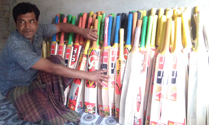 মহেশপুরে ২১ বছর ধরে ক্রিকেট ব্যাট বানাচ্ছেন ৩ ভাই