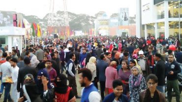 ছুটির দিনে সকাল থেকেই জমজমাট বাণিজ্য মেলা