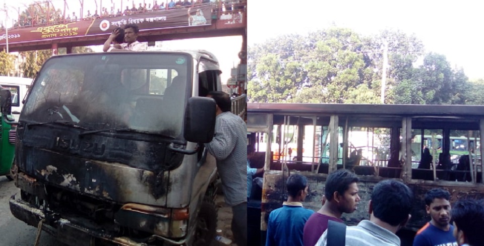 রাস্তায় গ্যাসলাইন লিকেজ, হঠাৎ আগুনে পুড়লো বাস-পিকাপ