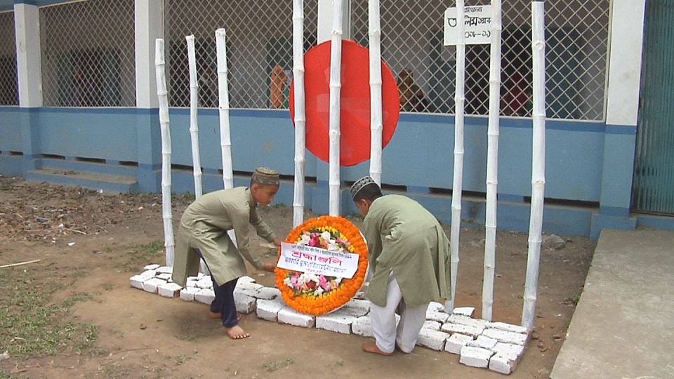 মাদরাসায় প্রথম শহীদ মিনার, প্রথম প্রভাতফেরি