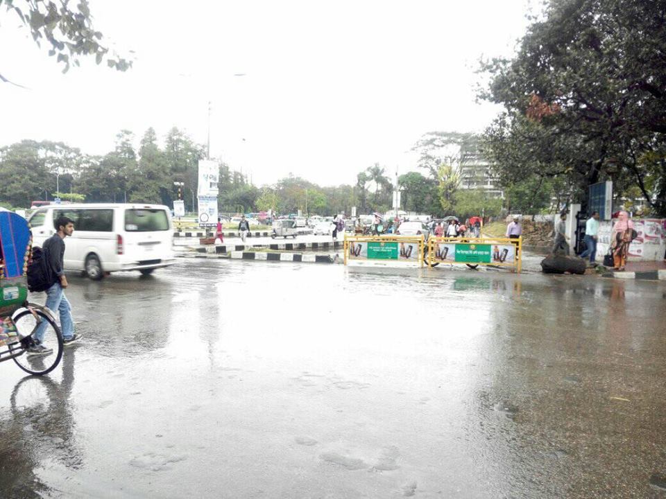 গুড়ি গুড়ি বৃষ্টি-হিমেল হাওয়ায় বিপাকে রাজধানীবাসী