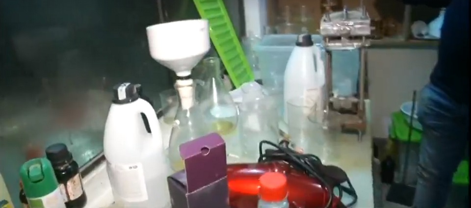 রাজধানীর জিগাতলায় ‘আইস’ নামক মাদক তৈরীর কারখানার সন্ধান