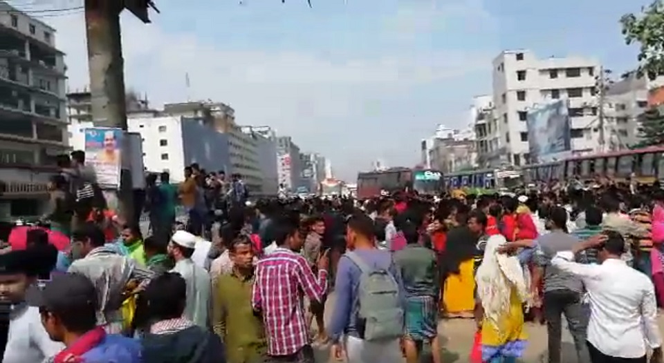 মামলা না নেয়ায় মরদেহ নিয়ে বিমানবন্দর সড়ক অবরোধ