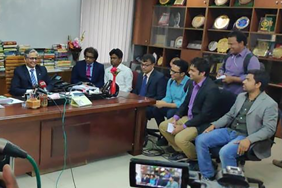 ক্যাম্পাসে সহাবস্থানসহ ৭ দফা দাবিতে উপাচার্যকে ছাত্রদলের স্মারকলিপি