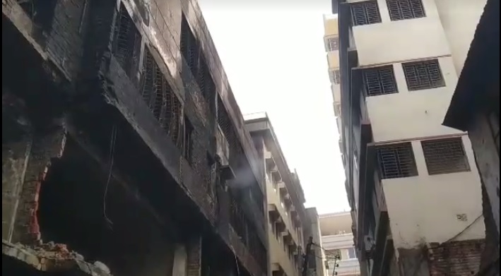 এখনও থেমে থেমে বিস্ফোরণ হচ্ছে