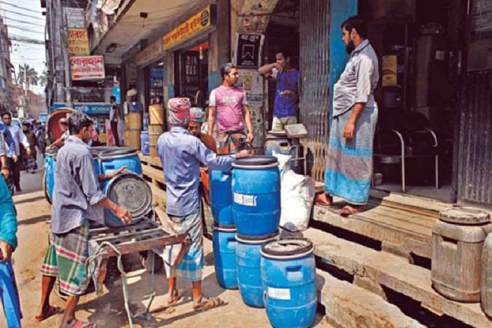 ‘এক মাসের মধ্যে পুরান ঢাকা থেকে কেমিক্যালের গোডাউন অপসারণ’