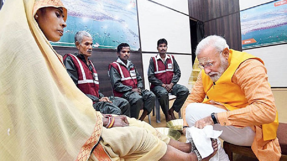 পরিচ্ছন্নতাকর্মীর পা ধুয়ে দিলেন ভারতের প্রধানমন্ত্রী