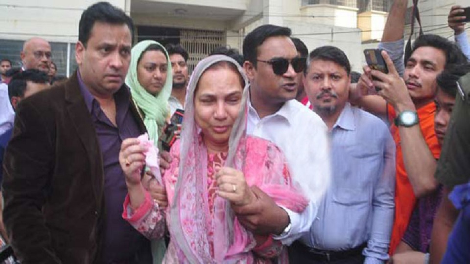 কাঁদতে কাঁদতে হাসপাতালে ওবায়দুল কাদেরের স্ত্রী