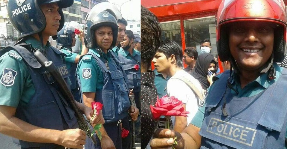 পুলিশকে ফুল দিলো আন্দোলনরত শিক্ষার্থীরা