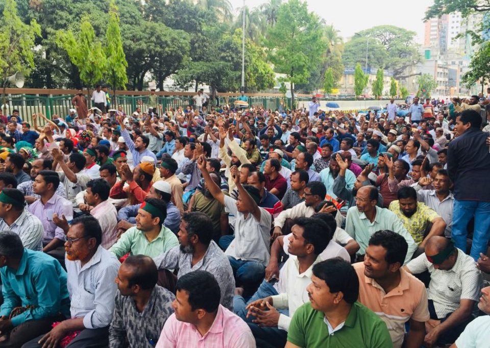 তৃতীয় দিনের মতো প্রেসক্লাবের সামনে নন-এমপিও শিক্ষকদের অবস্থান