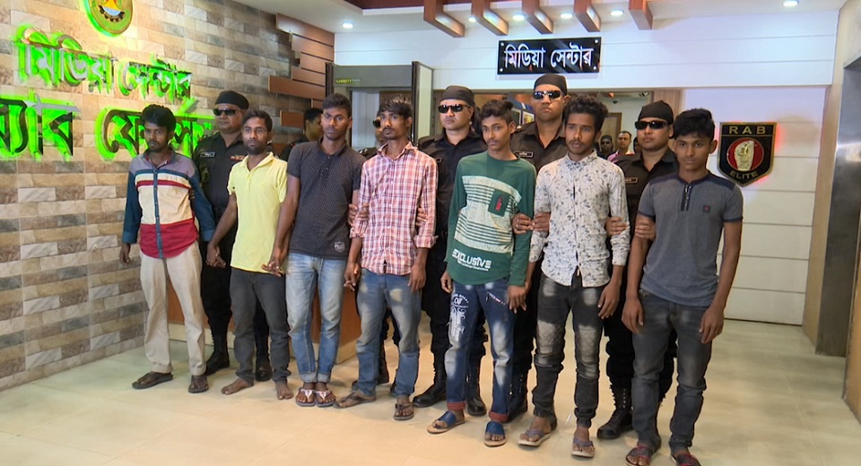 পৃথক অভিযানে ১০ জনকে আটক করেছে র্যাব