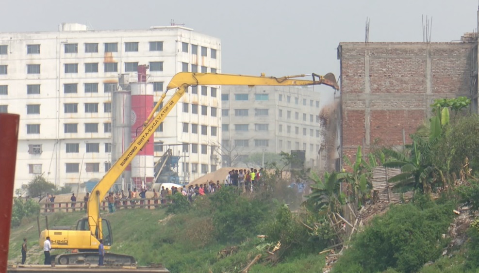 ১৭তম দিনের মতো বুড়িগঙ্গার দু’পাশে অবৈধ স্থাপনা উচ্ছেদ