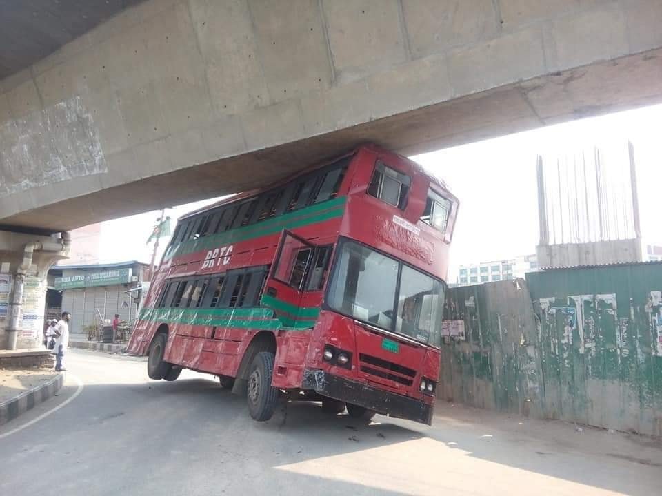 রাজধানীতে ফ্লাইওভারের নীচে আটকা পড়লো বিআরটিসির দোতলা বাস