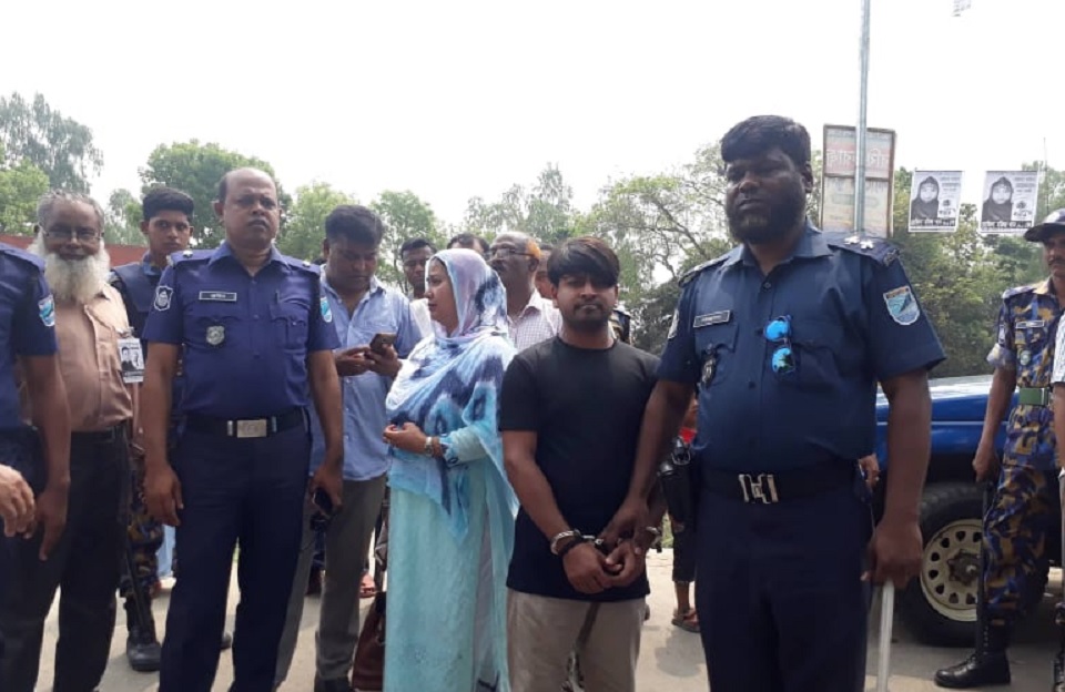 নৌকা মার্কায় জাল ভোট দিতে গিয়ে সহকারী প্রিজাইডিং কর্মকর্তাসহ আটক দুই