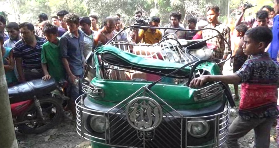 বাস-সিএনজি মুখোমুখি সংঘর্ষে নিহত ৩