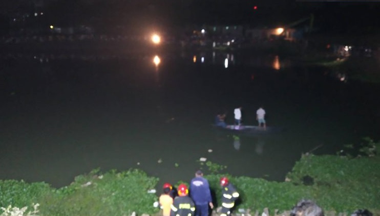 গুলশান লেকে পড়ে কিশোর নিখোঁজ; অভিযানে ডুবুরি দল