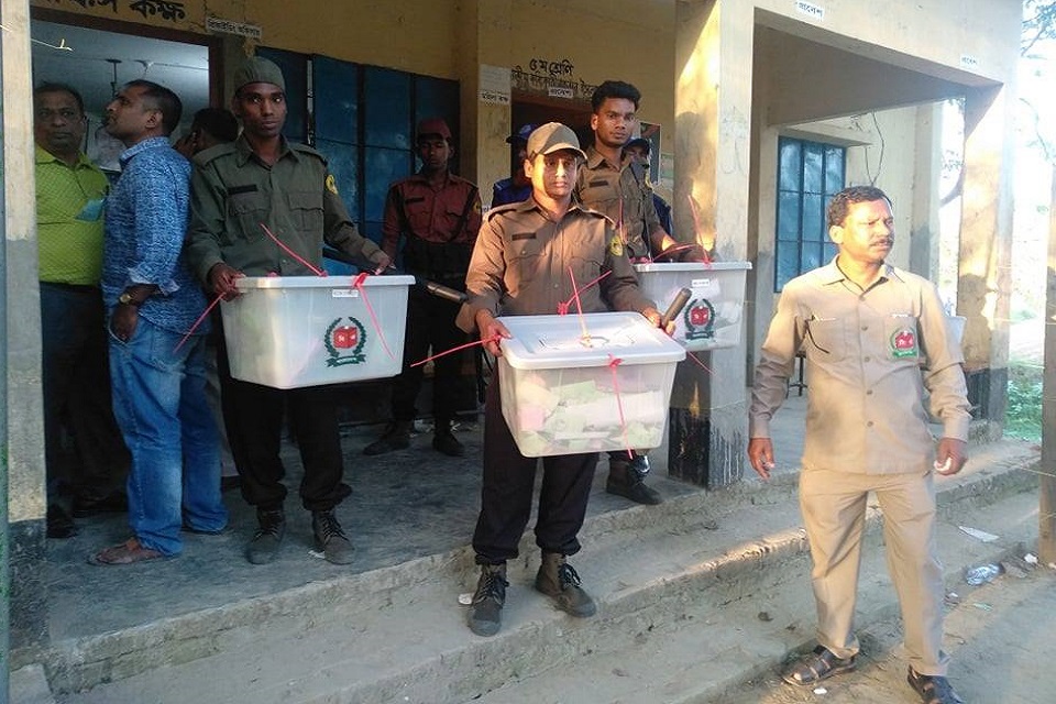 মাদারীপুরে গণনাকালে ধরা পড়লো স্বাক্ষরবিহীন অতিরিক্ত ব্যালট