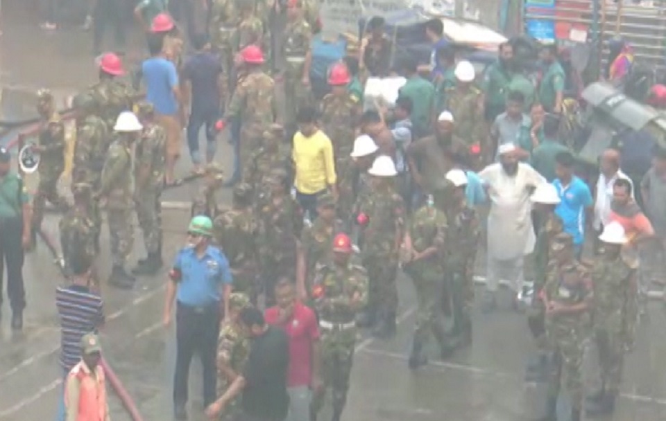 গুলশান ডিএনসিসি মার্কেটের আগুন নিয়ন্ত্রণে সেনাবাহিনী-বিমান বাহিনী