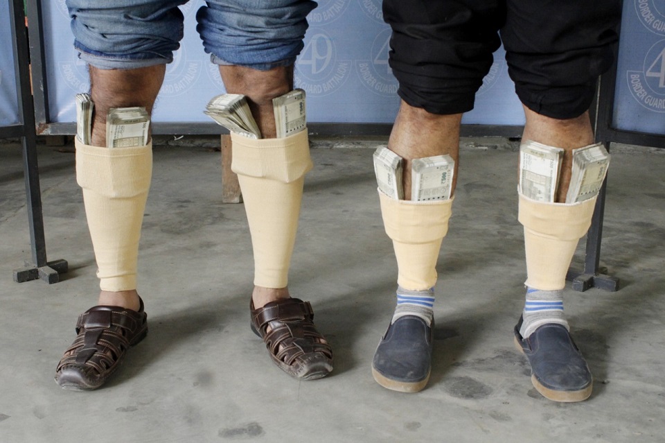 বেনাপোলে ভারতীয় রুপিসহ আটক ২