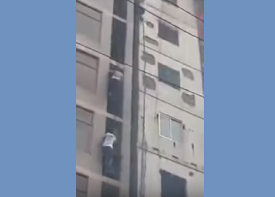 আগুনের তাপ সহ্য না করতে পেরে লাফ দেন রেজাউল