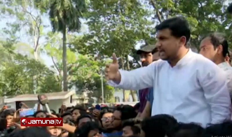 শোভনকে পেয়ে কাঁদলেন বিক্ষোভরত ছাত্রলীগ নেতাকর্মীরা