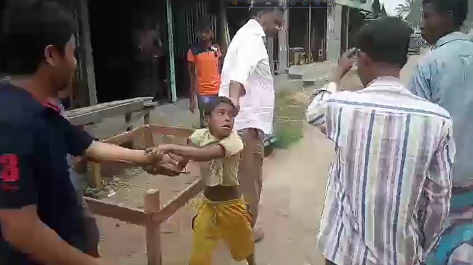 পা ধরে আকুতির পরও ছাড় পাচ্ছে না শিশুটি (ভিডিও ভাইরাল)