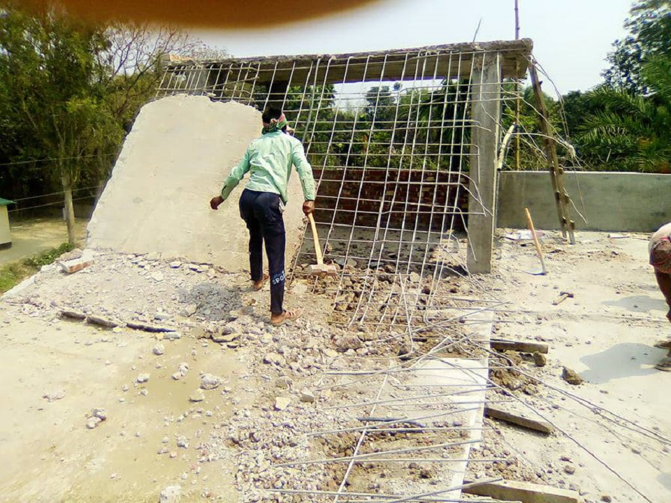 নির্মাণের আগেই ভেঙে পড়ল বিদ্যালয়ের ছাদ!
