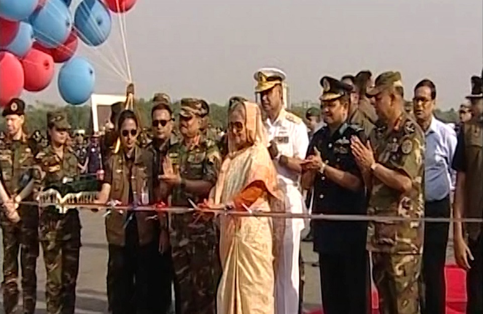 সমরাস্ত্র প্রদর্শনী উদ্বোধন করলেন প্রধানমন্ত্রী