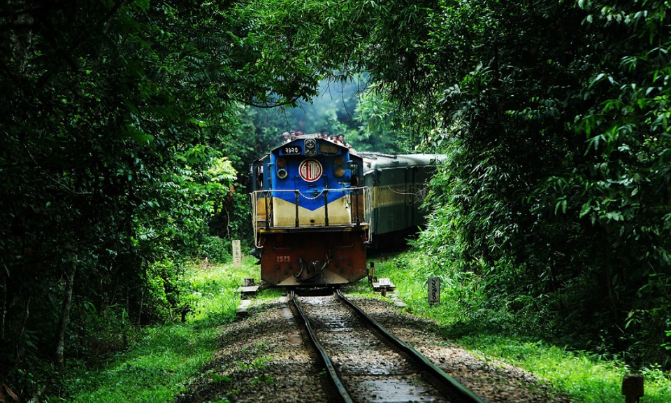 ডুয়েলগেজ হচ্ছে আখাউড়া-সিলেট রেল রুট