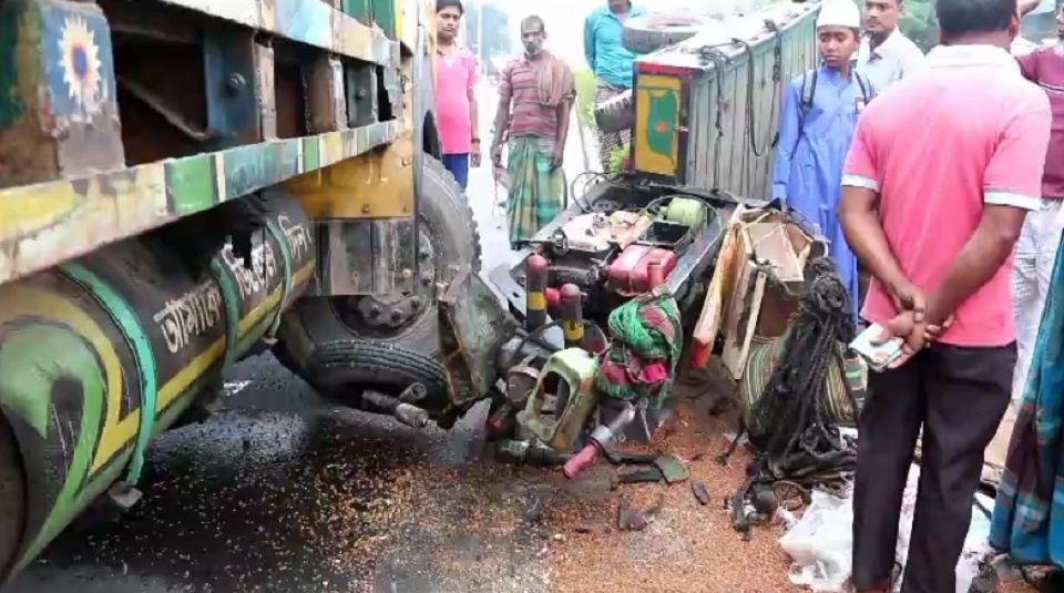 ট্রাকের চাকায় পিষ্ট হয়ে আলমসাধু চালক নিহত