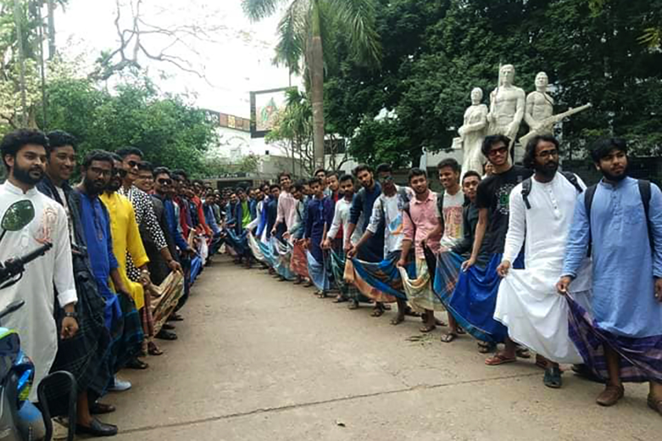 লুঙ্গি পরে ক্লাসে ঢাবি ছাত্ররা, অতঃপর ‘লুঙ্গি মিছিল’