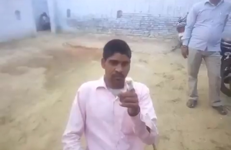 ভুলে বিজেপিকে ভোট দেয়ায় নিজের আঙুল কাটলেন ভোটার