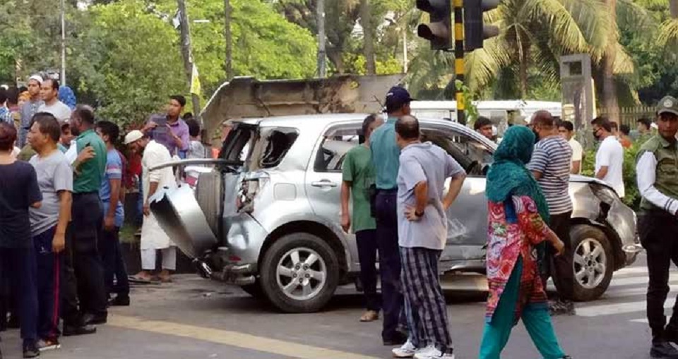 রাজধানীতে বাস-প্রাইভেট কারের সংঘর্ষে নিহত ২