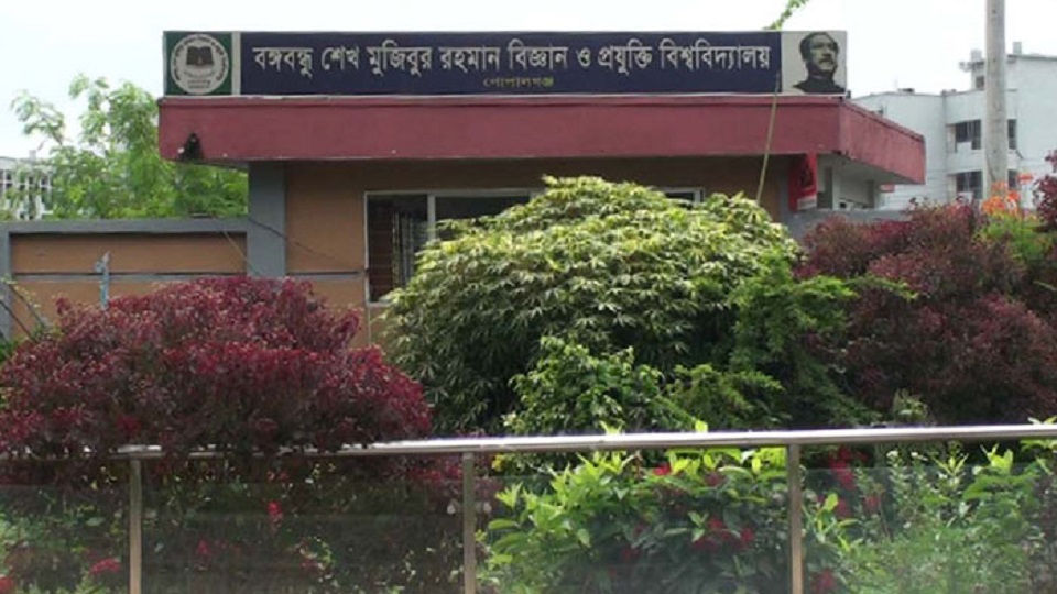 যৌন হয়রানির দায়ে বশেমুরবিপ্রবি শিক্ষকের বহিষ্কার চেয়ে ক্লাস বর্জন