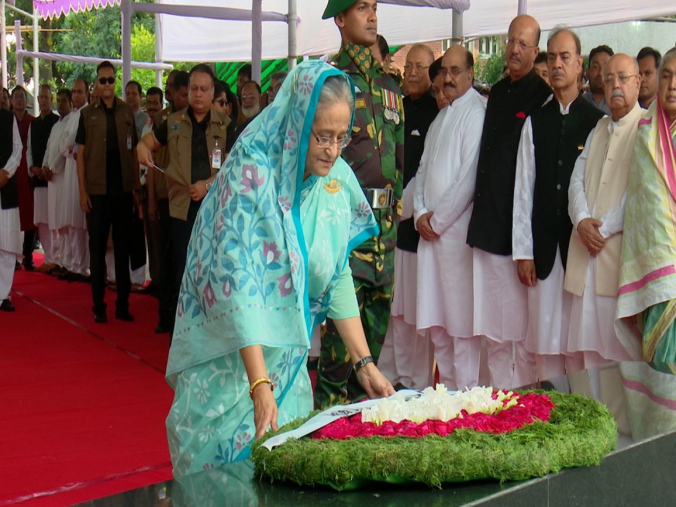 মুজিবনগর দিবসে বঙ্গবন্ধুর প্রতিকৃতিতে প্রধানমন্ত্রীর শ্রদ্ধা