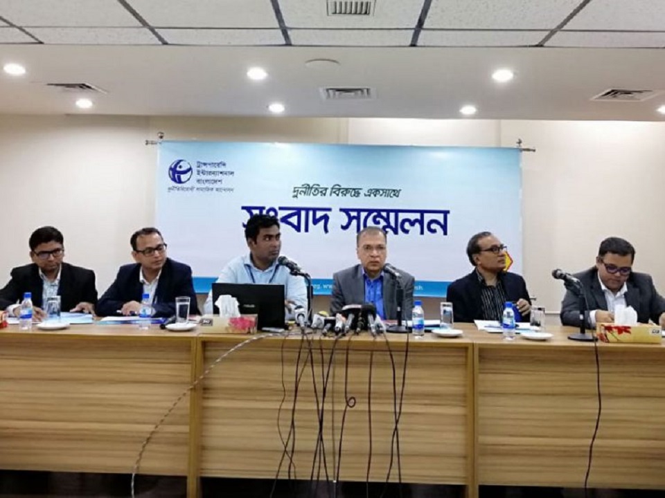 মজুরি বৃদ্ধির কথা বলা হলেও বাস্তবে ২৬ শতাংশ কমেছে : টিআইবি