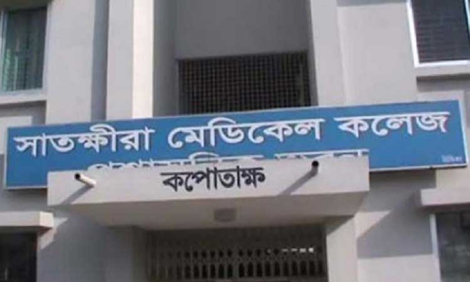 সাতক্ষীরা মেডিকেলে মাটি চাপা দেয়া ১০ বস্তা সরকারি ঔষধ উদ্ধার