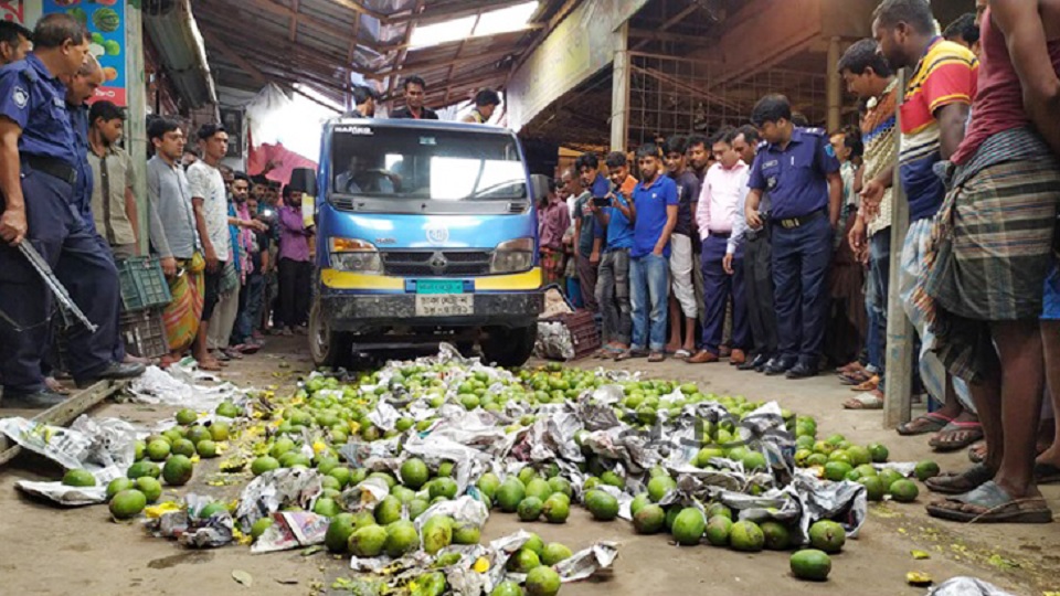 আশুলিয়ায় ৩ ট্রাক আম ধ্বংস