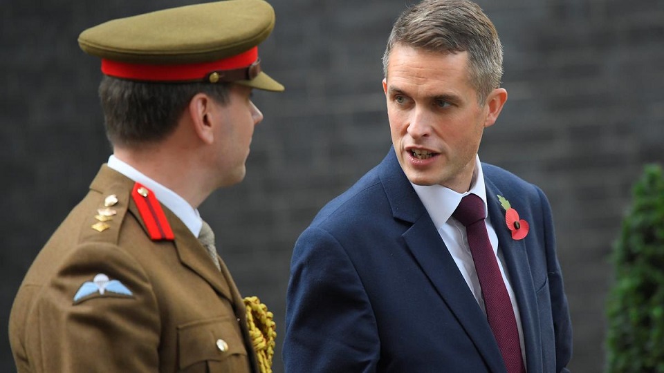 রাষ্ট্রীয় গোপন তথ্য ফাঁসের অভিযোগে বরখাস্ত ব্রিটিশ প্রতিরক্ষামন্ত্রী