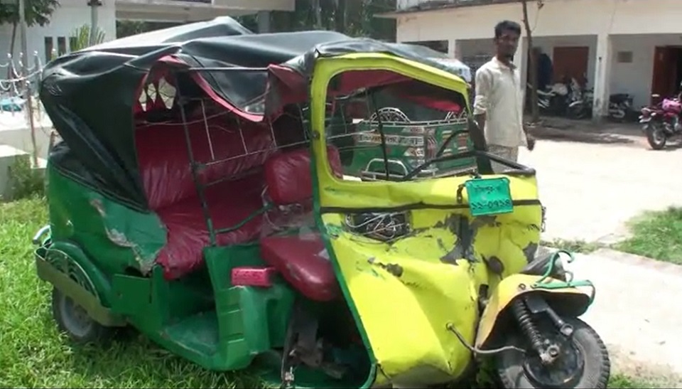 ট্রাকচাপায় অটোরিকশার চালকসহ নিহত ২