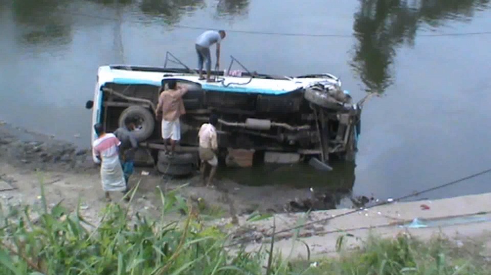 স্টাফবাস নিয়ন্ত্রণ হারিয়ে খাদে পড়ে নারী নিহত