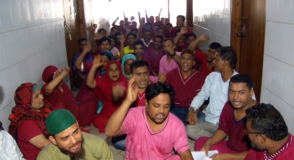চাকুরি স্থায়ী করার দাবিতে ঢাকা মেডিকেল বার্ন ইউনিটের কর্মচারীদের বিক্ষোভ