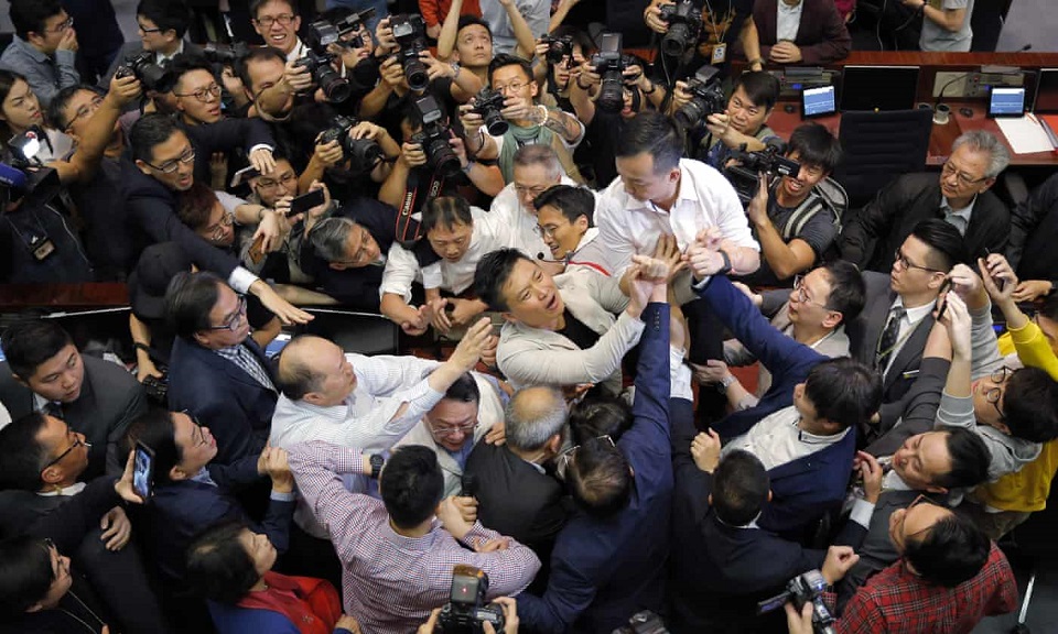 হংকংয়ে পার্লামেন্টে এমপিদের হাতাহাতি, মারামারি