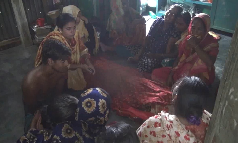 মাথায় ইট দিয়ে আঘাত করে মাকে খুন করলো ছেলে