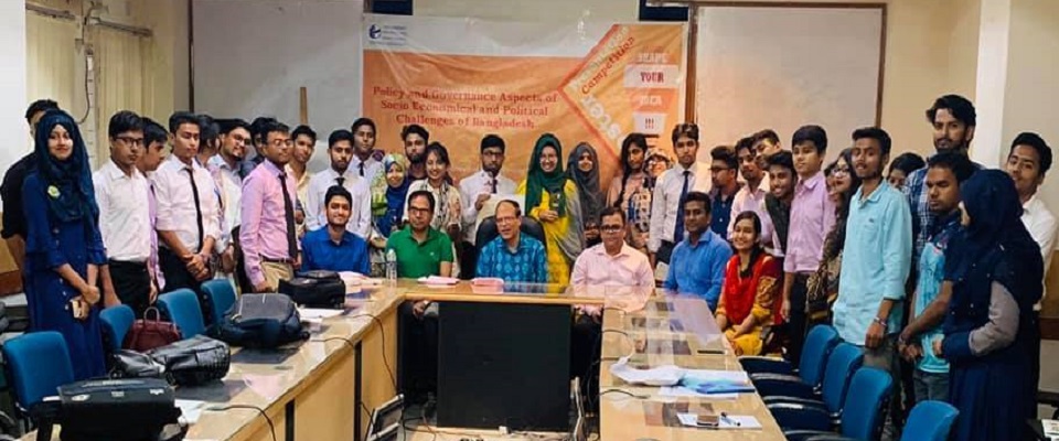 ঢাবিতে পোস্টার পলিসি প্রতিযোগিতায় বিজয়ী রবিউল ও মারজুকার ‘প্যারেটি’