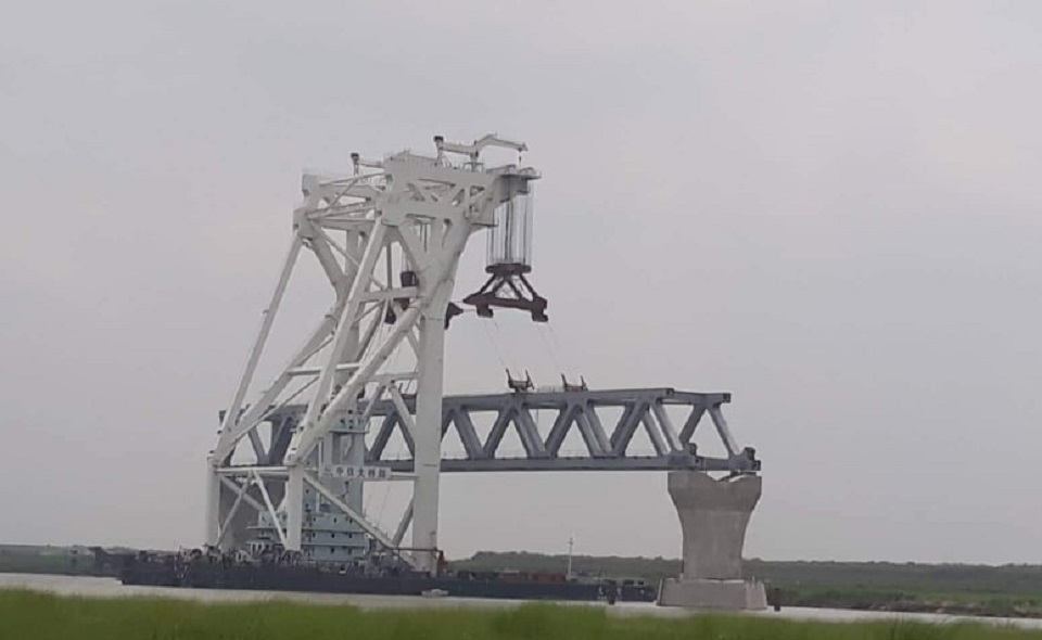 বসানো হলো ১২তম স্প্যান, দৃশ্যমান পদ্মাসেতুর ১৮শ মিটার