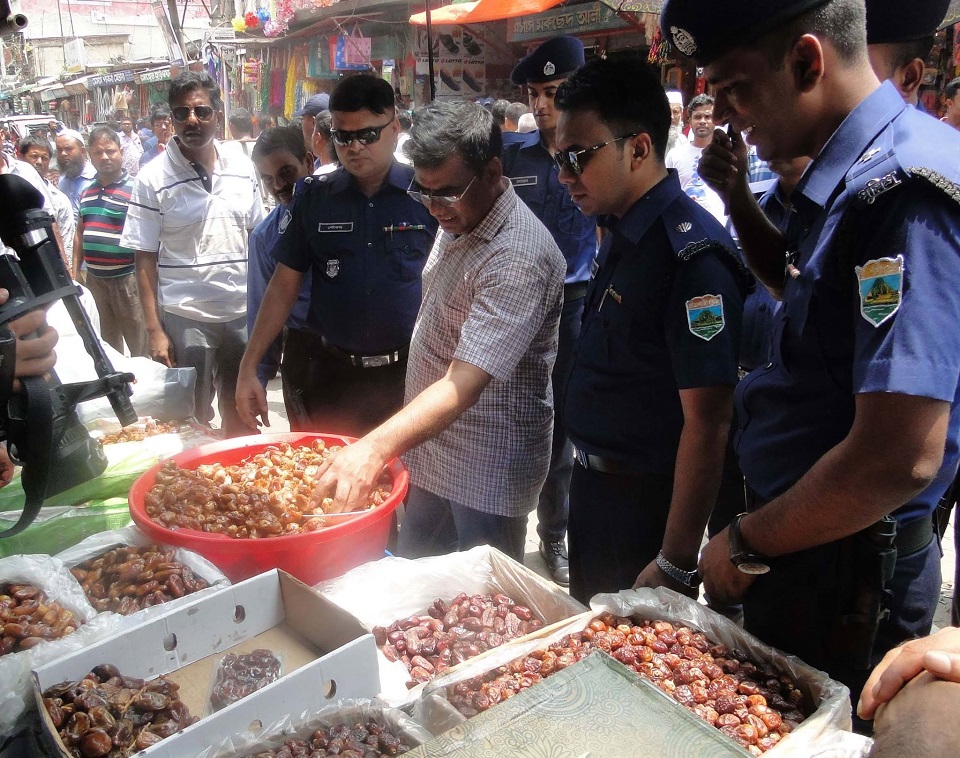 পাবনায় মেয়াদ উত্তীর্ণ পঁচা খেজুর জব্দ, ছয় লাখ টাকা জরিমানা